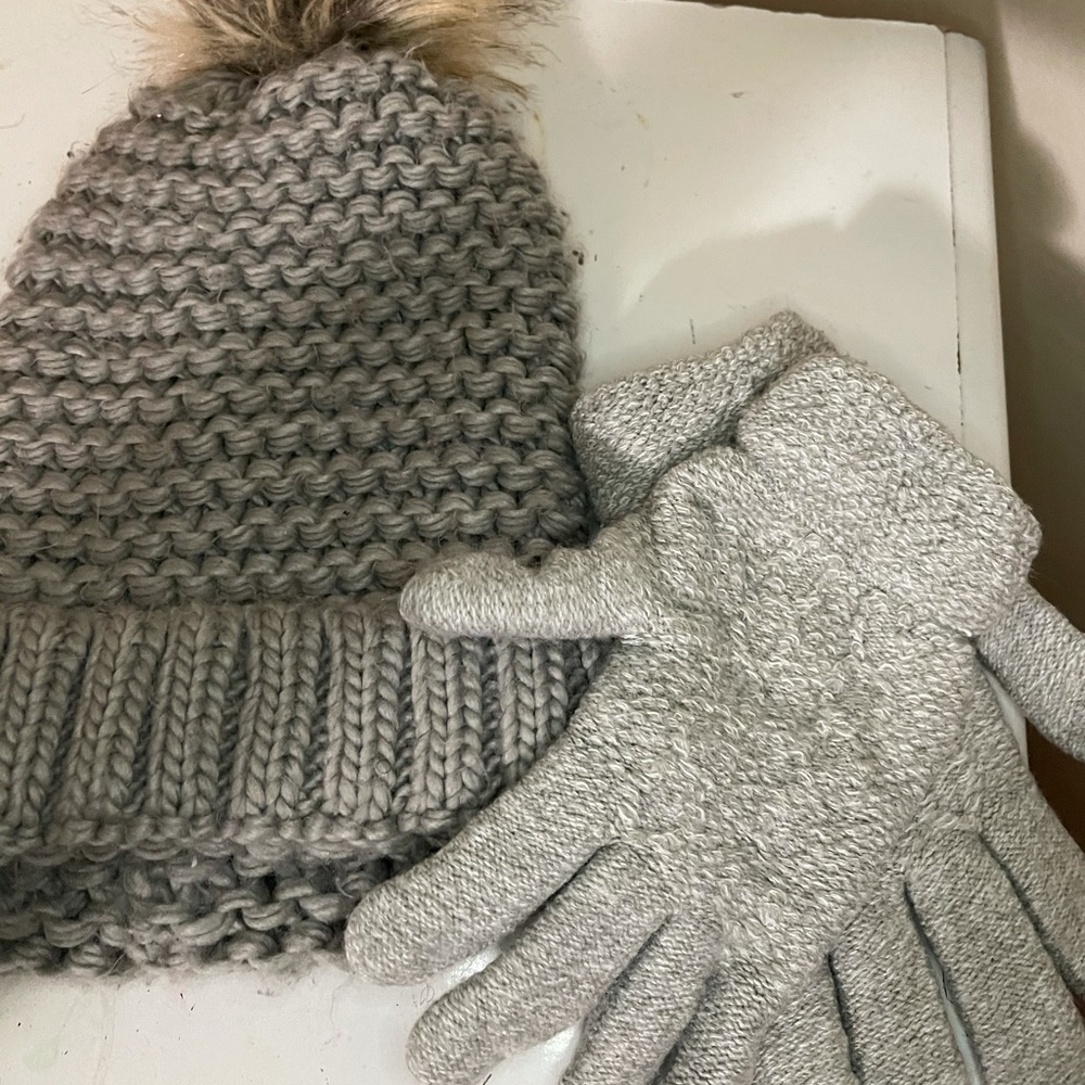 Gray hat & Gray gloves